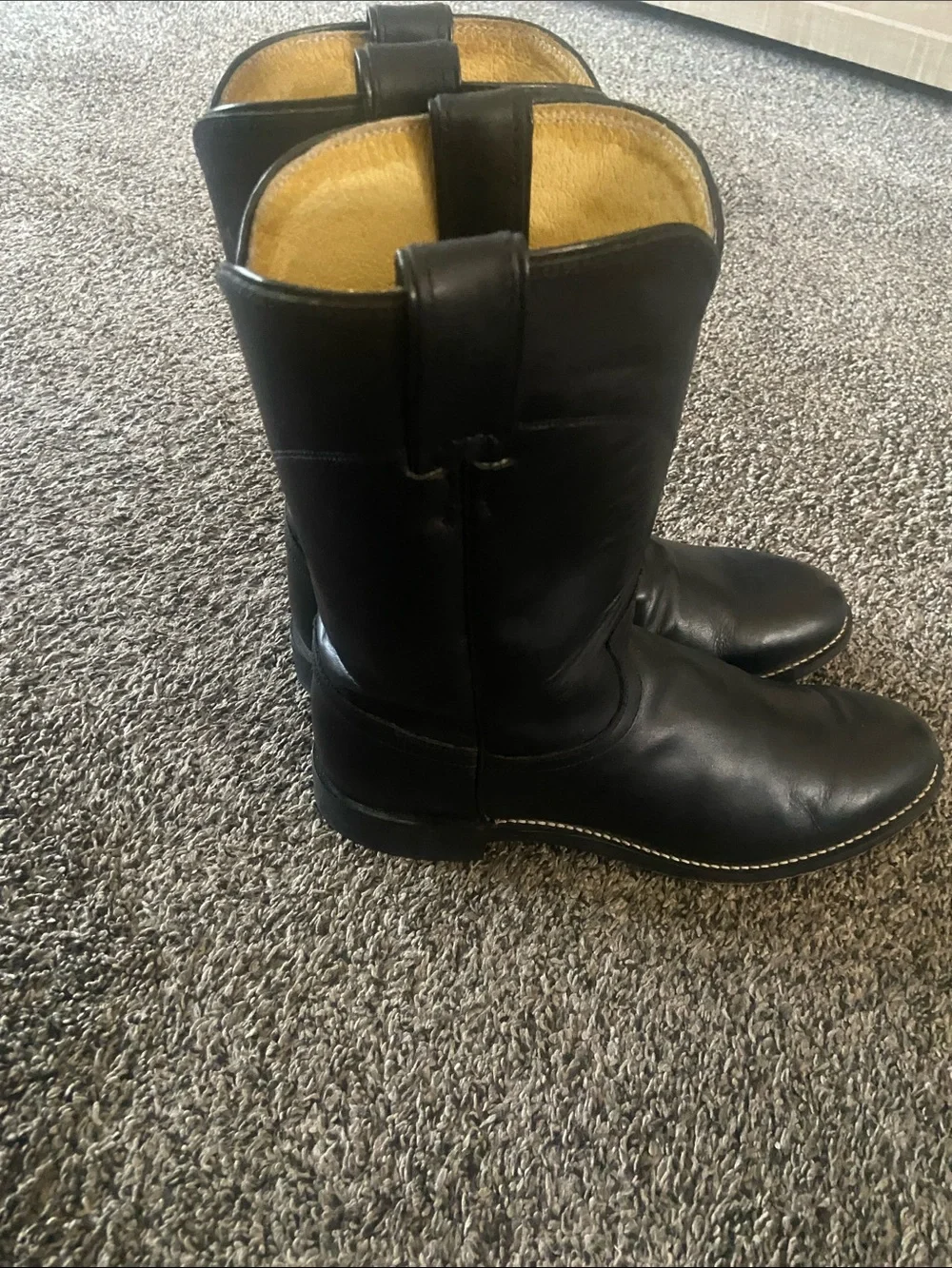 Boots,Justin men’s size 9D style 3133 Black in color .